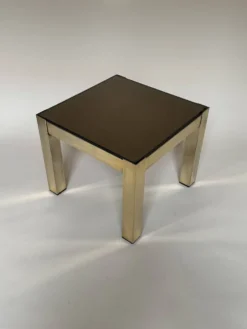 Set de trois tables d'appoint gigognes en laiton et miroir fumé