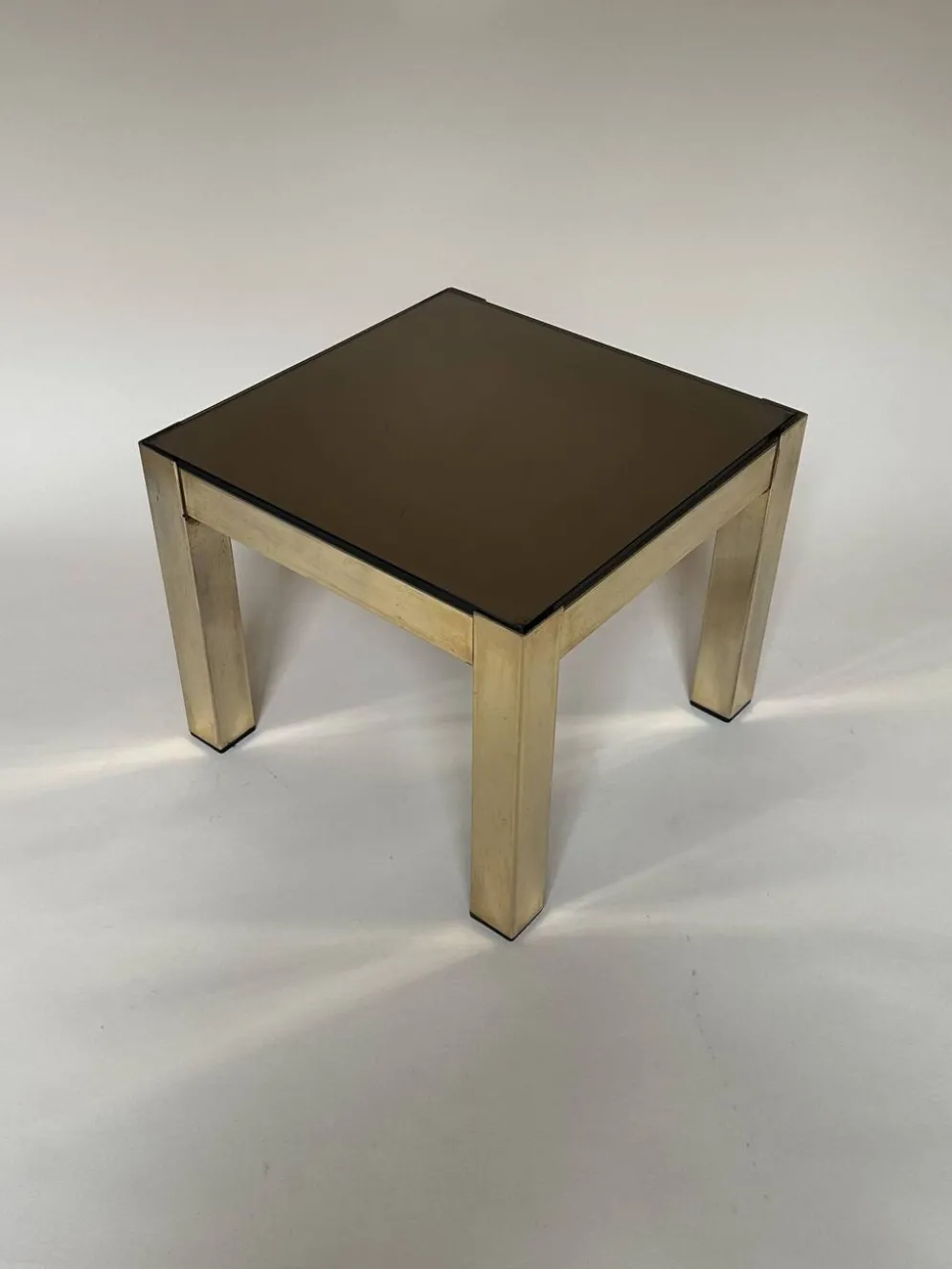Set de trois tables d'appoint gigognes en laiton et miroir fumé