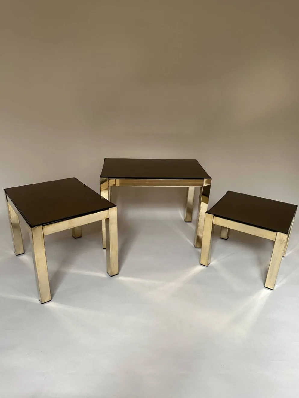 Set de trois tables d'appoint gigognes en laiton et miroir fumé