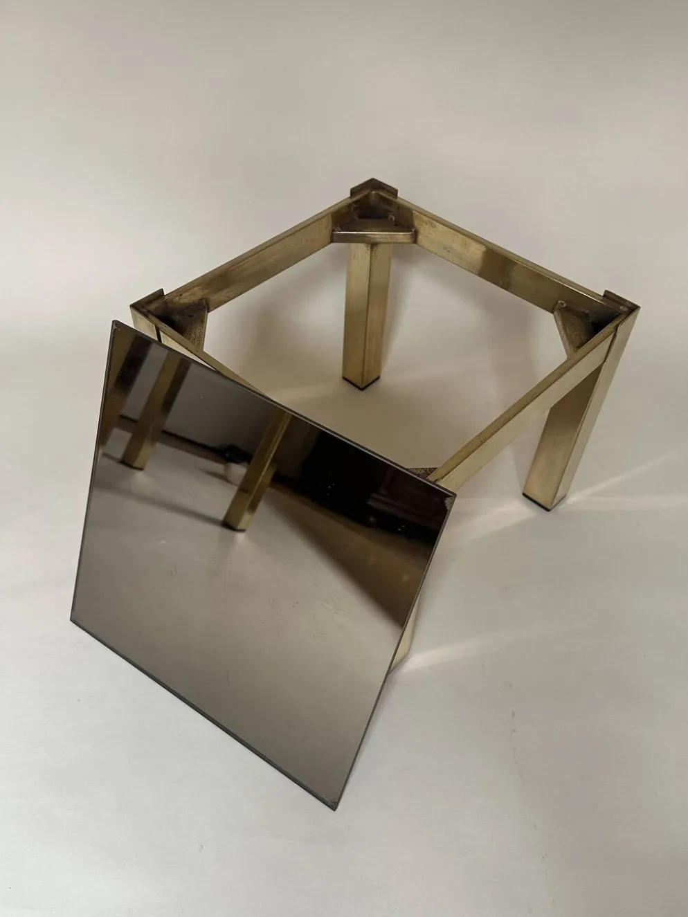 Set de trois tables d'appoint gigognes en laiton et miroir fumé