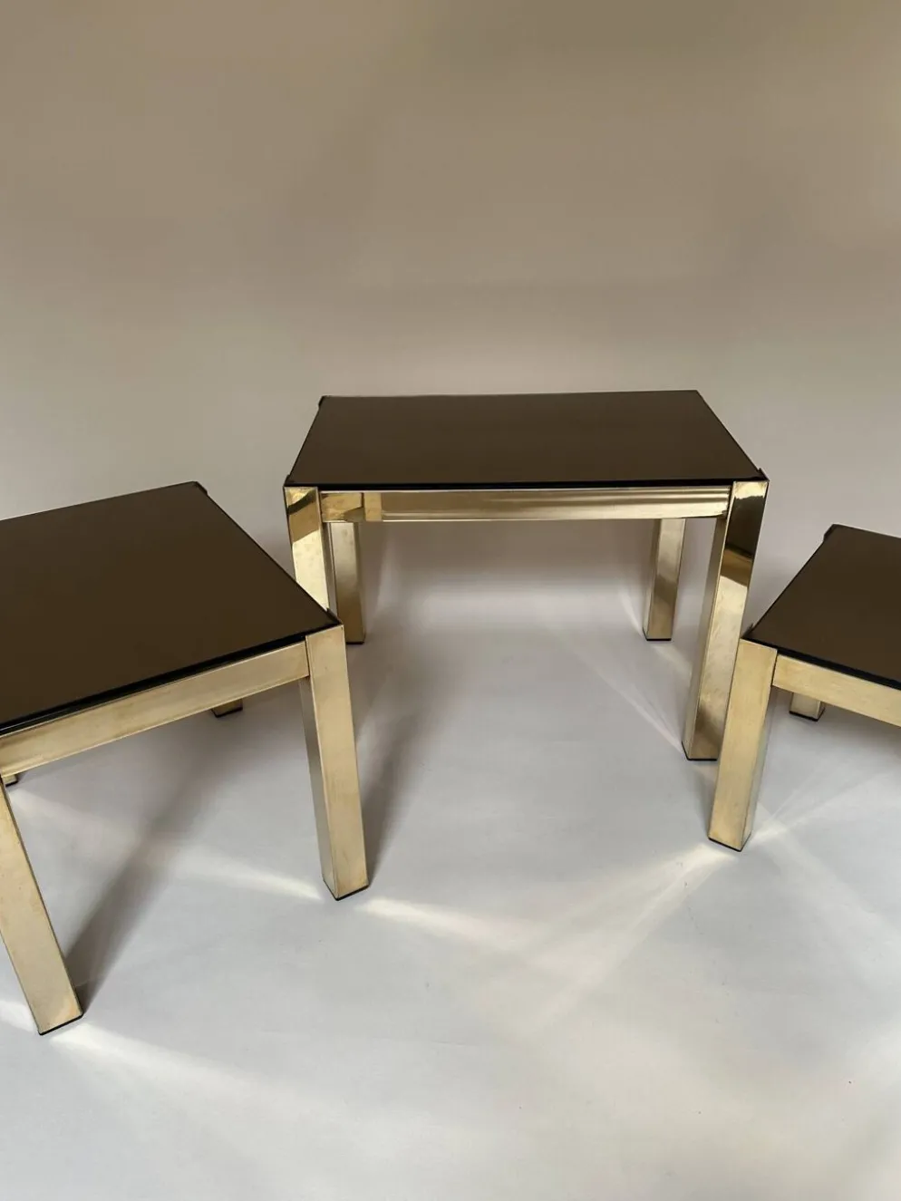 Set de trois tables d'appoint gigognes en laiton et miroir fumé