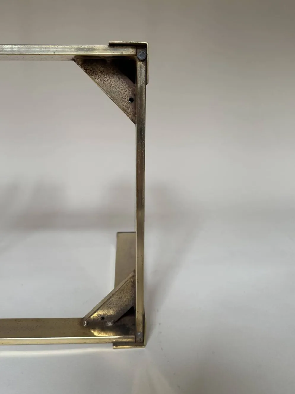 Set de trois tables d'appoint gigognes en laiton et miroir fumé