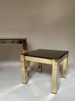 Set de trois tables d'appoint gigognes en laiton et miroir fumé