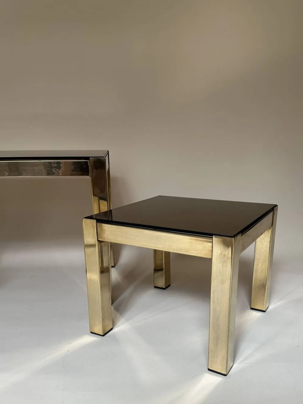 Set de trois tables d'appoint gigognes en laiton et miroir fumé
