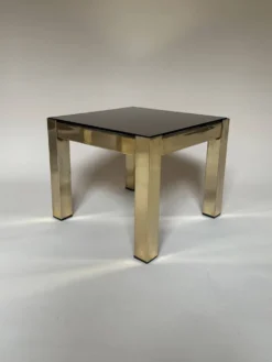Set de trois tables d'appoint gigognes en laiton et miroir fumé