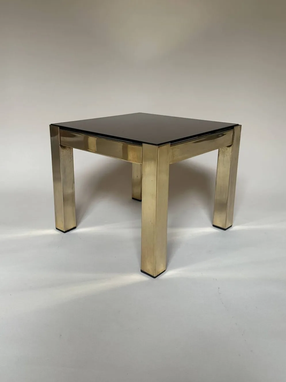 Set de trois tables d'appoint gigognes en laiton et miroir fumé