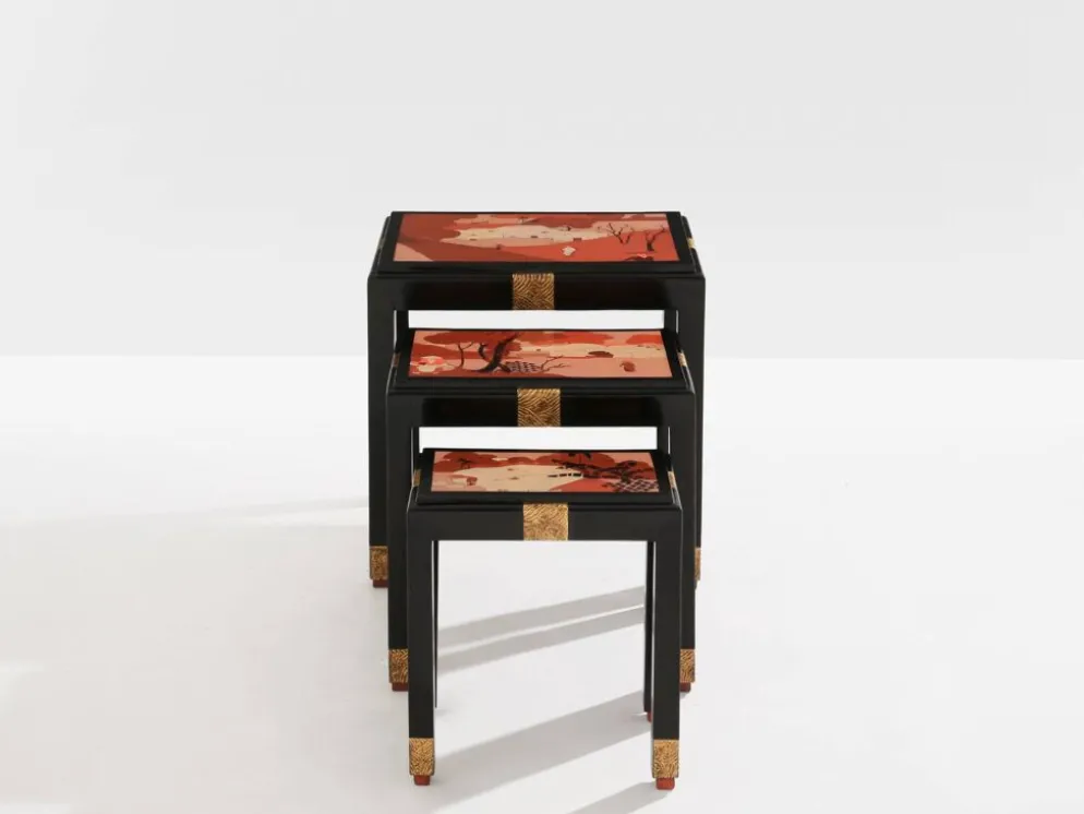 Set de trois tables gigognes décors asiatique bois noirci vers 1920