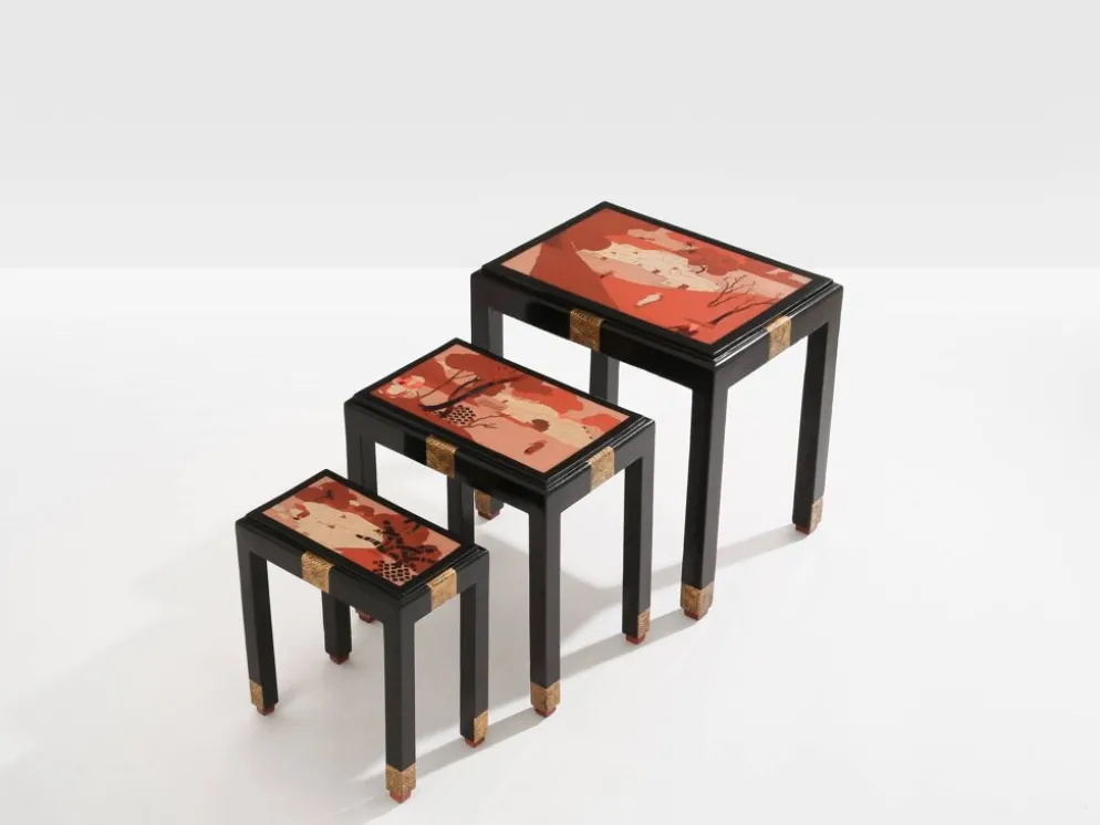 Set de trois tables gigognes décors asiatique bois noirci vers 1920