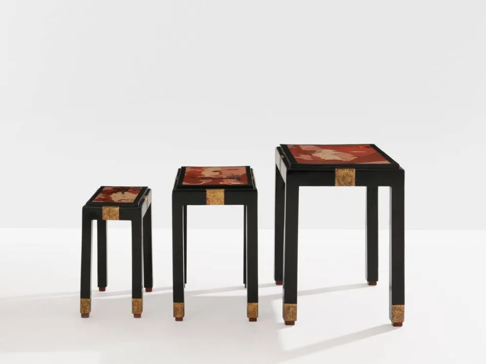 Set de trois tables gigognes décors asiatique bois noirci vers 1920