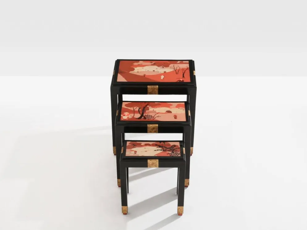 Set de trois tables gigognes décors asiatique bois noirci vers 1920