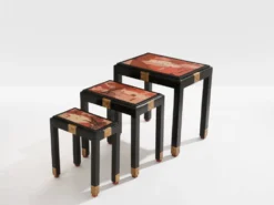 Set de trois tables gigognes décors asiatique bois noirci vers 1920