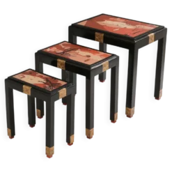 Set de trois tables gigognes décors asiatique bois noirci vers 1920