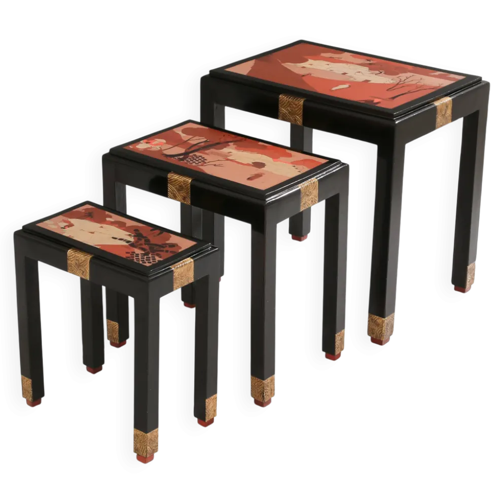 Set de trois tables gigognes décors asiatique bois noirci vers 1920