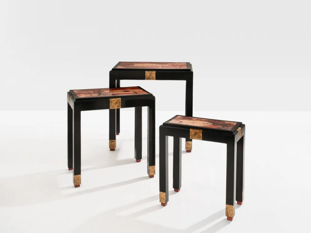 Set de trois tables gigognes décors asiatique bois noirci vers 1920