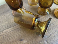 set de 7 verres rouleau pied tulipe Ibiza 1970 en gros verre irrégulier