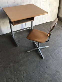 Set Embru années 1960 bureau scolaire et chaise marron en bois et acier, Suisse, lot de 2