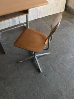 Set Embru années 1960 bureau scolaire et chaise marron en bois et acier, Suisse, lot de 2
