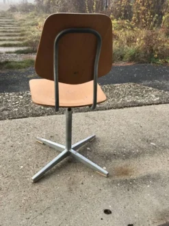 Set Embru années 1960 bureau scolaire et chaise marron en bois et acier, Suisse, lot de 2