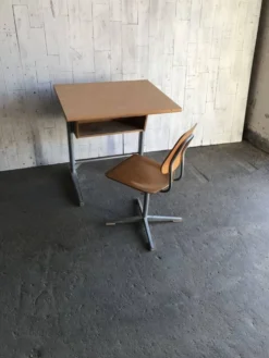 Set Embru années 1960 bureau scolaire et chaise marron en bois et acier, Suisse, lot de 2