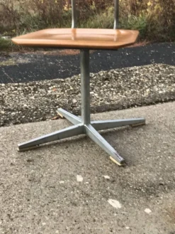 Set Embru années 1960 bureau scolaire et chaise marron en bois et acier, Suisse, lot de 2