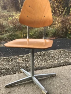 Set Embru années 1960 bureau scolaire et chaise marron en bois et acier, Suisse, lot de 2
