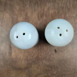 Set salière et poivrière en marbre naturel – Duo de table vintage