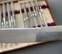 Sets de couverts, couteaux. Coutelier Claude Sauzedde