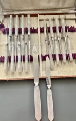 Sets de couverts, couteaux. Coutelier Claude Sauzedde