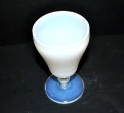 Sevres verre à pied gobelet calice en opaline blanche signé “sèvres france”
