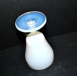 Sevres verre à pied gobelet calice en opaline blanche signé “sèvres france”