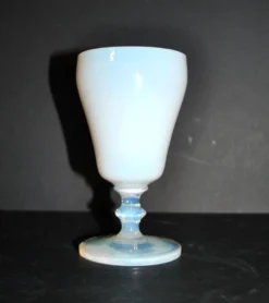 Sevres verre à pied gobelet calice en opaline blanche signé “sèvres france”