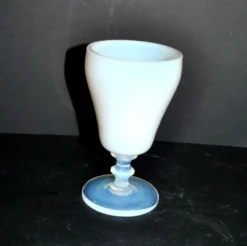Sevres verre à pied gobelet calice en opaline blanche signé “sèvres france”
