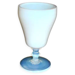 Sevres verre à pied gobelet calice en opaline blanche signé “sèvres france”