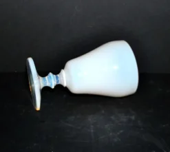 Sevres verre à pied gobelet calice en opaline blanche signé “sèvres france”