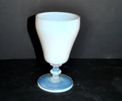 Sevres verre à pied gobelet calice en opaline blanche signé “sèvres france”