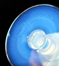 Sevres verre à pied gobelet calice en opaline blanche signé “sèvres france”