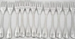 Sfam modèle Filet, 12 fourchettes à gâteaux longues, 16 cm, en métal argenté.