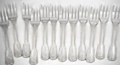 Sfam modèle Filet, 12 fourchettes à gâteaux longues, 16 cm, en métal argenté.