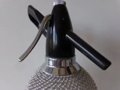 Siphon en verre et maille d'acier tressé - Fabriqué en Tchécoslovaquie