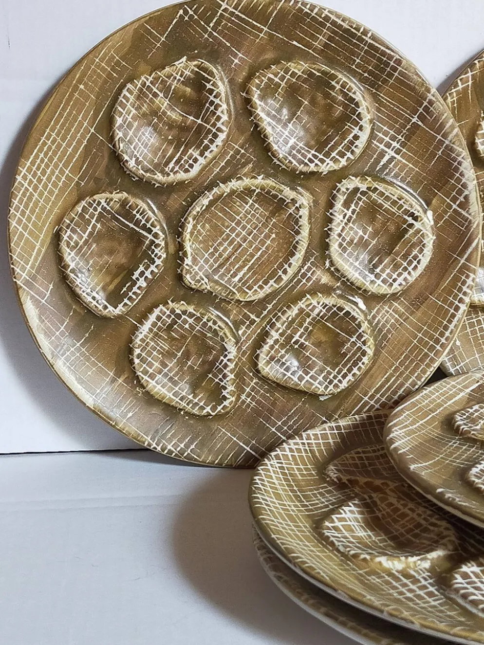 Six assiettes à huîtres faïence à l'émail mat, années 50
