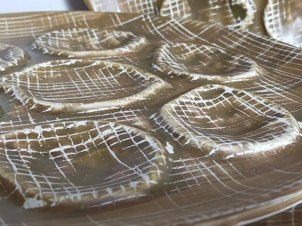 Six assiettes à huîtres faïence à l'émail mat, années 50