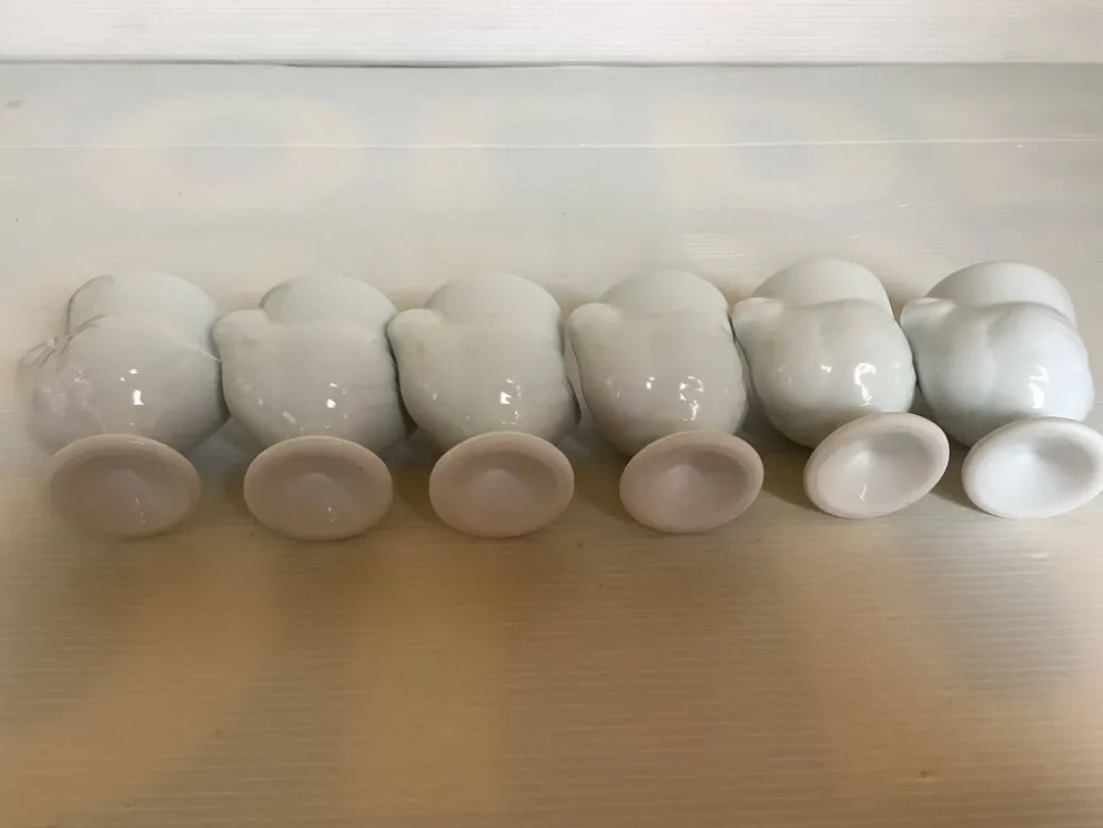 Six coquetiers poules blanches