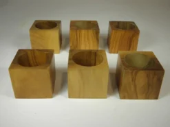 Six coquetiers sur plateau en bois