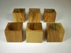 Six coquetiers sur plateau en bois