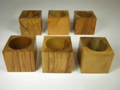 Six coquetiers sur plateau en bois