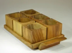 Six coquetiers sur plateau en bois