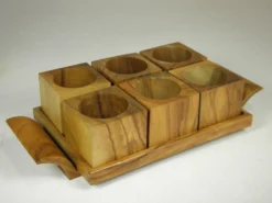 Six coquetiers sur plateau en bois