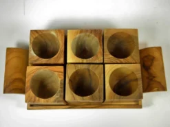 Six coquetiers sur plateau en bois