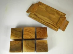 Six coquetiers sur plateau en bois