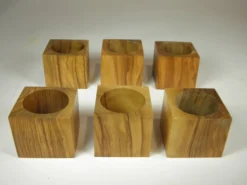 Six coquetiers sur plateau en bois
